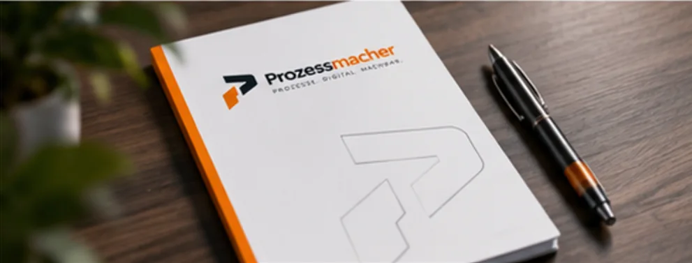 Prozessmacher-Notizbuch und Stift auf einem Schreibtisch