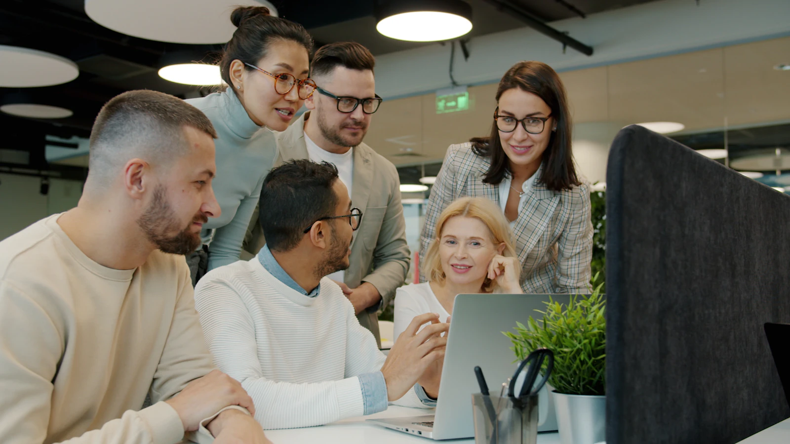 Ein kleines Team bespricht gemeinsam digitale Informationen am Bildschirm
